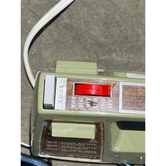 Vintage GE General Electric Deluxe 5 Speed Hand Mixer D2M22 Avocado Green - Picture 5 of 7